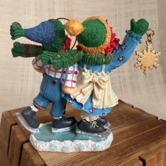2010 Annual Raggedy Ann & Andy Ornament Winter Wonderland Skating - Picture 3 of 10